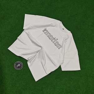 T-shirt décontracté pour homme, blanc, coupe classique, manches courtes, col rond, avec impression DTF de la lettre, logo sur le devant, 100% coton jersey tricoté - Product Image 1