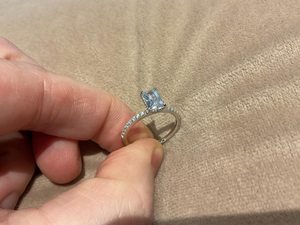 Anillo de compromiso de moissanita de 3 quilates con corte esmeralda, plata 925 original, estilo moderno de media eternidad, regalo para cumpleaños y fiestas. - Product Image 5