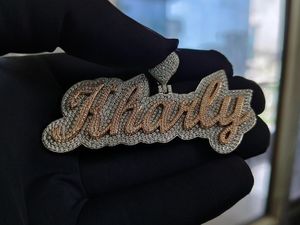 Colgante de Plata de Ley de Lujo Personalizado con Nombre en Dos Tonos, Letra Inicial de Moissanita Brillante, Totalmente Adornado con Letras y Corazón - Product Image 4