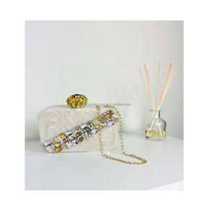 Pochette en résine artisanale de qualité supérieure pour femme Sac à main élégant et artistique pour événements de luxe pour l'approvisionnement mondial - Product Image 1