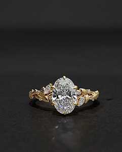 แหวนมอสซาไนต์ทรงรี 2 กะรัต ดีไซน์ไดมอนด์จากธรรมชาติ เงินแท้ 925 ชุบทอง สำหรับทุกเพศ สไตล์วินเทจ เหมาะเป็นของขวัญสำหรับเธอ - Product Image 1