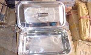 Urinoir réutilisable en acier inoxydable de qualité hospitalière pour hommes et femmes, avec alimentation manuelle, idéal comme pot de toilette pratique ou bouteille à urine pour lit. - Product Image 5