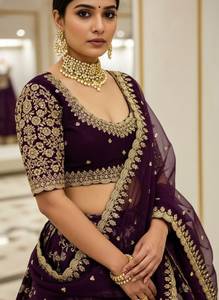 Conjunto Festivo de Lehenga Choli de Seda Jacquard Miragi con Lentejuelas, Bordado Zari y Dupatta de Georgette - Product Image 4