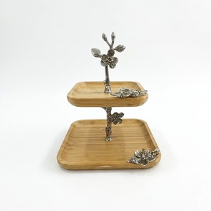 Support à gâteau carré en bambou artisanal à 2 niveaux avec branche décorative en métal argenté en forme d'orchidée, support de présentation pour pâtisseries et cupcakes, à vendre - Product Image 1