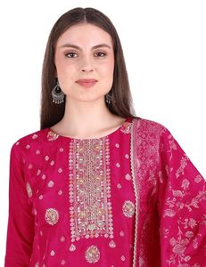Conjunto de traje SAZU fucsia Chanderi con estampado floral y detalles bordados, elegante conjunto de kurta, pantalón y dupatta en color rosa fucsia. - Product Image 5