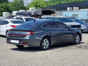 Voiture de tourisme berline Sonata 2020 grise d'occasion, quatre portes, durable, essence, automatique, idéale pour les trajets quotidiens - Product Image 2