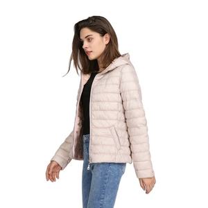 Blouson matelassé rose clair à capuche pour femme, coupe ajustée, fermeture éclair, coupe-vent, décontracté, manteau d'automne, rembourrage fin en polyester - Product Image 4