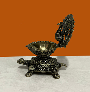 Diya Paon en Laiton Fait Main sur Socle Tortue – Lampe à Huile en Cire Coulée pour la Décoration de la Maison et des Temples - Product Image 1