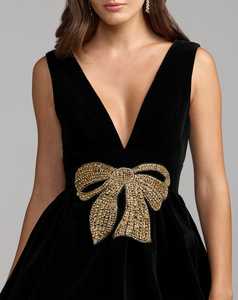Vestido de Noche/Cóctel Negro de Satén con Cuello en V, Sin Mangas, Estilo Tubo, con Aplique de Lazo con Cuentas Doradas, Antiarrugas, Sujetador Incorporado, Largo hasta la Rodilla - Product Image 3