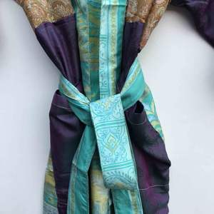 Robe Kimono en Soie Élégante pour Femme - Collection Printemps/Été, Idéale pour la Plage et les Soirées, Design Patchwork Inspiré des Saris Indiens, Vêtement de Nuit Doux - Product Image 4