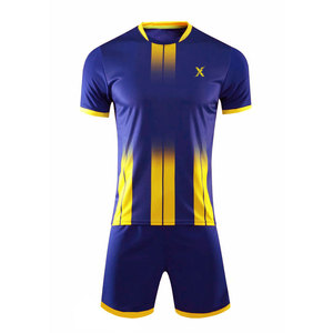 Uniforme de fútbol ligero y duradero hecho de poliéster y tela de malla, adecuado para partidos competitivos y práctica diaria. - Product Image 1