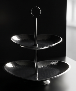 Soporte de Pastel de 2 Niveles de Metal Plateado Premium con Base de Anillo y Asa, Plato de Exhibición y Servicio de Repostería Martillado - Product Image 4