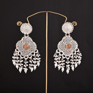 Pendientes Colgantes de Estilo Étnico de Plata Alemana con Ojo de Gato Naranja y Piedra de Perla - Product Image 1