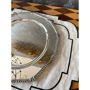 Assiettes de service en métal de couleur argent, finition brillante en laiton poli, pour la table, la cuisine et la présentation des aliments. - Product Image 6