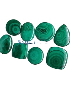 Cabochon de pierres précieuses en malachite naturelle polie en cristal de toutes tailles pour la création de pendentifs de bijoux - Product Image 1