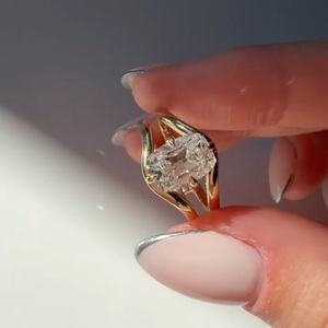 Anillo de Diamante Cultivado en Laboratorio con Corte Cojín Alargado de 2.00CT, Certificado IGI, Oro Blanco de 14K, Regalo de Compromiso o Aniversario para Ella - Product Image 3