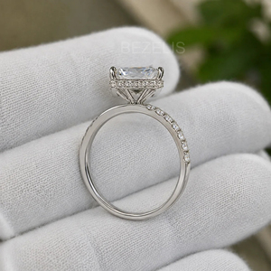 Anillo de compromiso de diamante de laboratorio con corte radiante de platino y halo oculto, anillo de compromiso de diamante de corte radiante personalizado con halo oculto - Product Image 1