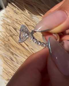 Anillo de compromiso de oro de 14K con diamante cultivado en laboratorio de corte cojín de 3.5 ct, engaste de 4 puntas, corona compartida, solitario, banda nupcial para mujer, venta al por mayor - Product Image 5