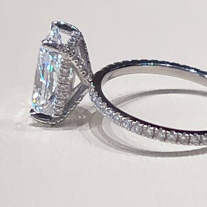 Anillo de compromiso de moissanita de lujo con diamante de corte radiante personalizado, anillo de eternidad con moissanita VVS de 2 quilates con corte baguette y circonitas heladas - Product Image 4