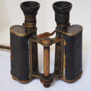 Binoculares militares rústicos de latón antiguo con revestimiento de cuero desgastado y oculares acolchados, disponibles a precios de mayorista. - Product Image 1