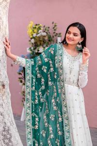 Ensemble Salwar Kameez Traditionnel Indien et Pakistanais Blanc Brodé en Soie pour Femme, Coupe Ample Longueur Ras du Sol, Idéal pour Mariage - Product Image 3