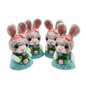 ตุ๊กตากระต่ายถักมือ ชุดเดรสลายดอกไม้ โบว์ผูก ทำจากขนสัตว์แท้ 100% รับรองคุณภาพ เป็นมิตรกับสิ่งแวดล้อม ของตกแต่งผนังรูปสัตว์การ์ตูนคริสต์มาสแบบดั้งเดิม - Product Image 1