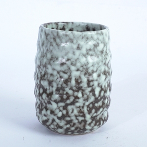 Taza de Té de Cerámica Agung Keramik, Color Gris Menta con Textura Moteada, Banda Ondulada de Color Ámbar, Empaque en Caja de Regalo, Estilo Restaurante Japonés - Product Image 2