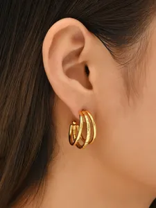 Boucles d'oreilles élégantes à trois créoles pour femmes, plaquées or, créoles superposées, bijoux de créateur, pour les soirées - Product Image 1