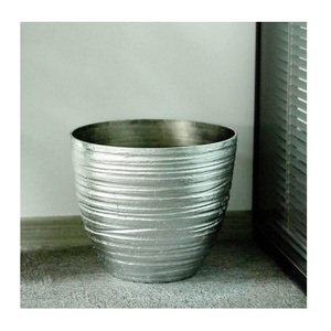 Macetas modernas metálicas para interiores, hechas a mano, elegantes, en stock a precio de mayorista. - Product Image 1