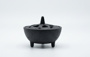 Quemador de incienso de aluminio negro con trípode, cuenco de fundición rugosa y tapa con recorte de pétalos, venta al por mayor - Product Image 3