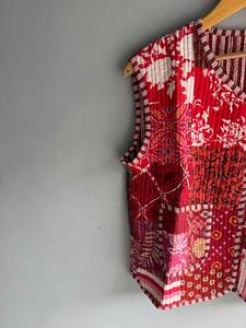 Chaleco acolchado de algodón rojo con patchwork, cuello en V, sin mangas, bordado a mano, estilo otoñal, regalo para ella. - Product Image 3