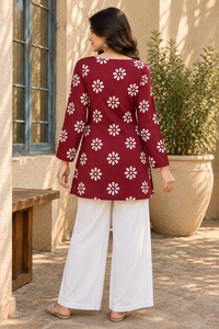 Kurti con estampado floral marrón para mujer, con blusas de cuello cuadrado y mangas largas, combinado con pantalones palazzo blancos. - Product Image 2