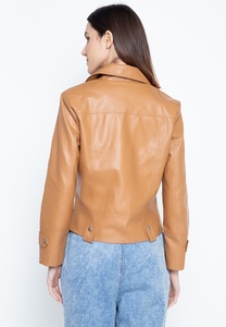 Nouvelle veste matelassée élégante pour femme en cuir véritable avec col à revers, respirante, coupe ajustée disponible, vestes en cuir rouge - Product Image 4