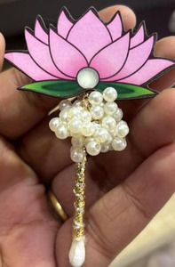 Broche Fleur de Lotus Rose Faite à la Main avec Pompon de Perles, Badge Floral Ethnique, Accessoire pour Sari, Bijou Traditionnel Lotus, Épingle Festive pour Kurta - Product Image 1