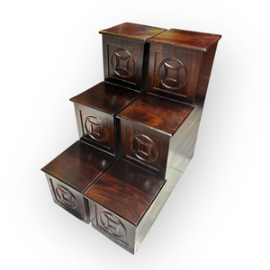 Un par de plataformas de tres niveles hechas de madera de acacia se colocan a ambos lados del altar dedicado al dios de la riqueza. - Product Image 3
