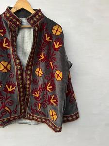 Veste Suzani vintage en velours gris brodée de fleurs, manches longues, col montant, faite à la main, style bohème, vêtements d'extérieur pour femmes en hiver - Product Image 4