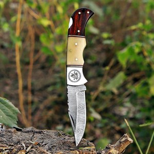 มีดพับ Damascus EDC แบบ Lockback สำหรับกิจกรรมกลางแจ้ง ล่าสัตว์ ปลายใบมีดแบบ Clip Point หนา 0.5 มม. ด้ามไม้ รับผลิตตามสั่ง (OEM) ขายส่ง ผู้ส่งออก จำนวนมาก - Product Image 5