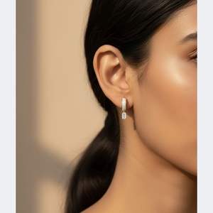 Boucles d'oreilles pendantes / linéaires Huggie en or 9 carats avec diamants ronds et émeraudes sertis pavé de 1,50 carat au total - Product Image 6