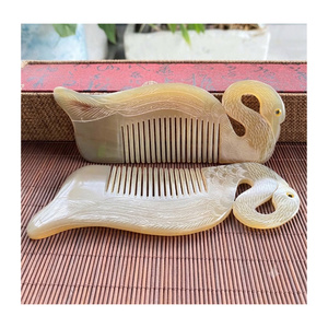 Peigne en corne de buffle à dents larges, fait main, portable, de luxe, classique, pour cheveux épais, bouclés et ondulés, pour femmes, hommes et filles - Product Image 4