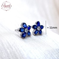 Pendientes de tuerca de oro blanco macizo de 18 quilates para mujer Sheri Jewels, estilo flor simple, con zafiro azul y diamante ovalado, engaste de garra, regalo
