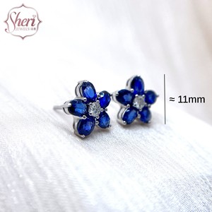 Pendientes de Oro Blanco Sólido de 18K para Mujer, Diseño de Flor Simple con Diamantes y Zafiro Ovalado, Engaste de Garra, Regalo para Ella, de Sheri Jewels - Product Image 2