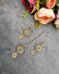Ensemble de collier avec pierres précieuses rondes et en forme de poire, avec boucles d'oreilles et mangtika, bijoux de créateur, vêtements ethniques traditionnels, vente en gros - Product Image 3