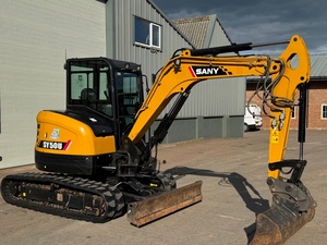 Mini-excavatrice compacte Sany SY50U de cinq tonnes avec système hydraulique robuste pour la rénovation de maisons, les travaux de terrassement et les chantiers flexibles. - Product Image 3