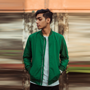 Chaquetas Bomber Personalizadas 100% Satén, Chaqueta Bomber de Color Satinado Elegante para Hombre, Estilo Urbano, Chaqueta Bomber con Bolsillos en las Mangas para Hombre - Product Image 4