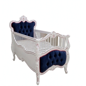Lit de bébé sculpté sur mesure en provenance d'Indonésie avec tissu en velours Bijou blanc et bleu marine - Product Image 1