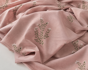 Tissu en coton biologique respirant et écologique imprimé floral, poids moyen 120 GSM, largeur 43/44 pouces, sur mesure - Product Image 1