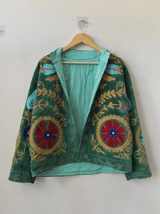 Abrigo de Terciopelo Étnico Boho Premium para Mujer, Chaqueta Corta de Invierno Bordada a Mano con Flores, Prenda Elegante - Product Image 1
