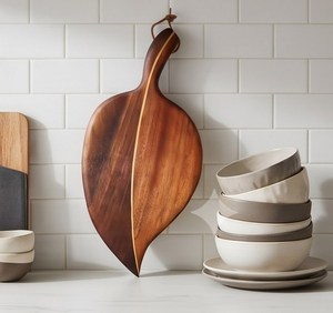 Tabla de cortar de madera marrón con forma de hoja, con asa y cordón para colgar, tabla de picar con incrustaciones de madera - Product Image 3