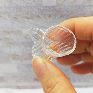 Pichet en verre miniature à l'échelle 1:12 pour la décoration, avec texture côtelée classique, poignée délicate, clarté éclatante - Product Image 2