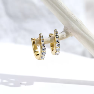 Pendientes Huggie de Oro Amarillo con Diamantes, Corte Brillante Redondo, Estilo Clásico para Mujer, Uso Diario - Product Image 3